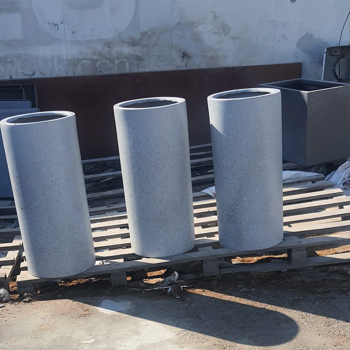 Atölyede üretim aşamasındaki fiberglas saksılar